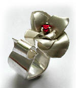 Bague fleur en argent avec grenat