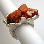 Bague en argent serti avec un cristal de vanadinite
by Ruth Christen CHF 450.-