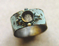 Copper-carbonat as catalysator on a yellow gold ring, befor soldering.