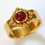 The finished jewel. Ruby ring in yellow gold, design and realization by Hubert Heldner.