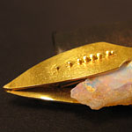 Détail d'une broche granulée en or avec bois d'ébène et opale, design et realisation parHubert Heldner.