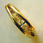 Bague granulé en or avec marquise diamant, design et realisation par Hubert Heldner.