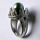 Ring with black pearl and diamonds